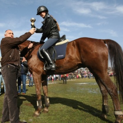 Премиерът Бойко Борисов връчи наградата на победителката на конните състезания в  Бенковски