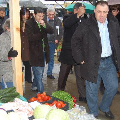 Министър Мирослав Найденов посети зеленчуковата борса в село Кърналово