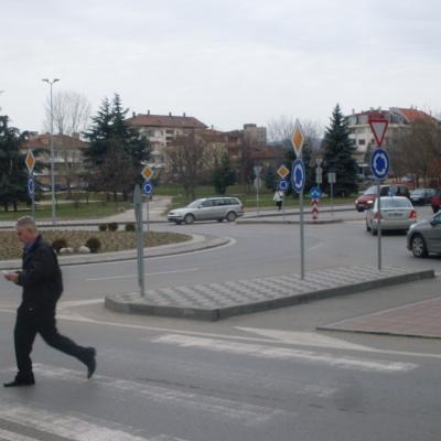 51 броя пътни знаци „красят” благоевградско кръгово кръстовище