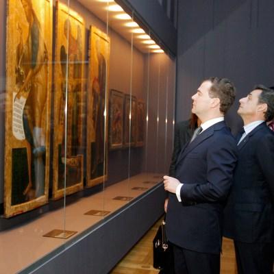 Медведев и Саркози в Лувъра разглеждат изложбата от руски икони