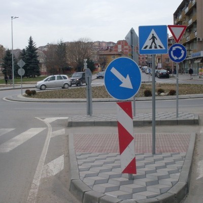 51 броя пътни знаци „красят” благоевградско кръгово кръстовище