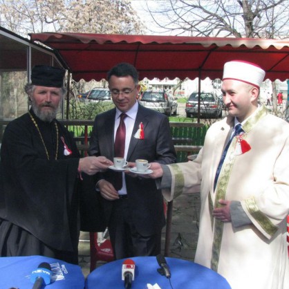 Поп, мюфтия и кмет пият кафе в Кърджали