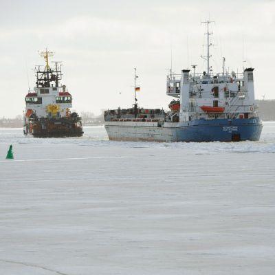 Два кораба в плен на ледовете