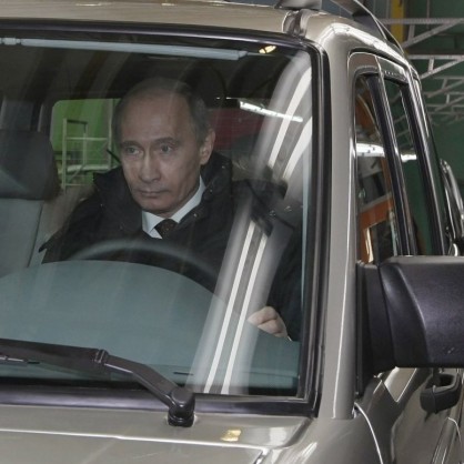 Путин съветва руснаците да купуват коли