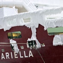 Петдесетина кораба, сред които няколко ферибота с хиляди пътници, бяха заклещени в ледовете на Балтика