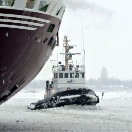 Петдесетина кораба, сред които няколко ферибота с хиляди пътници, бяха заклещени в ледовете на Балтика