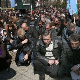 Протестиращите полицаи сведоха глави в памет на загиналите си колеги