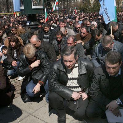 Протест на полицаи пред Народния театър