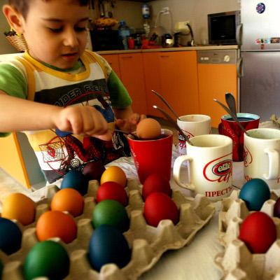 На малчуганите им е интересно да боядисват яйца за Великден