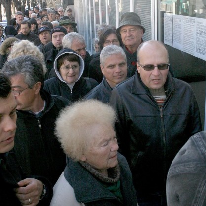 Огромни опашки се извиха пред районните полицейски управления от хора желаещи да си направят от новите документи за самоличност