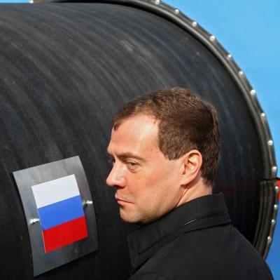 В знак на президента на Русия Дмитрий Медведев на тръбата в германския град е сложено руското национално знаме