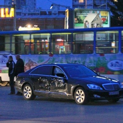 Лек автомобил „Мерцедес  на Национална служба охрана (НСО), возещ военния министър, катастрофира