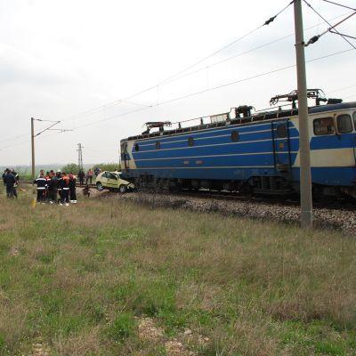 Влак помете такси на ж.п прелез край Сливен и уби двама души