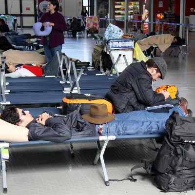 Пътници на летището в Рим в очакване на отваряне на въздушното простроство