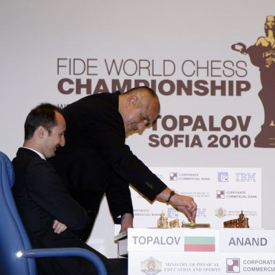 започна двубоя по шахмат за световната титла между Вишванатан Ананд и Веселин Топалов