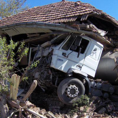 Тежкотоварен автомобил цистерна е се е ударил в къща в с. Страхилово край Полски Тръмбеш