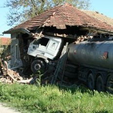 Тежкотоварен автомобил цистерна е се е ударил в къща в с. Страхилово край Полски Тръмбеш