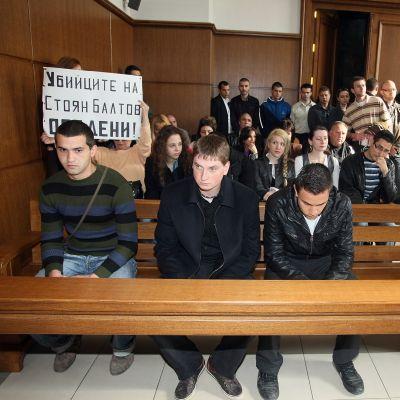 Тримата подсъдими за убийството на Стоян Балтов - Вили Георгиев (в средата), Светлозар Стоилов и Александър Данаилов