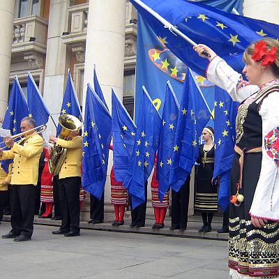 Четирдесет и осем знамена на Европейския съюз бяха развяти пред Двореца на културата в Перник по случай днешния празник