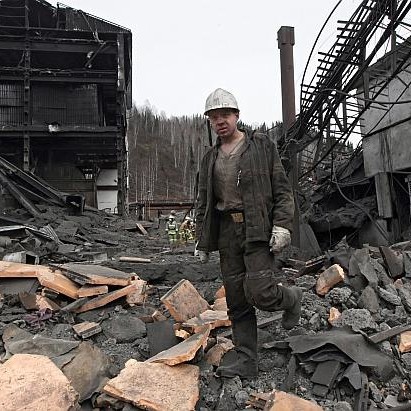Миньор гледа руините от руската мина  Распадская