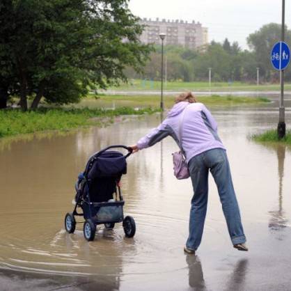 Порои са залели пътища, наводнени са жилищни сгради в Полша