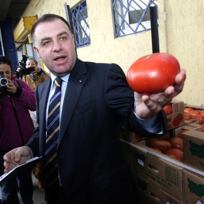 Проверка на министър Мирослав Найденов на борсата в Слатина за заразени домати