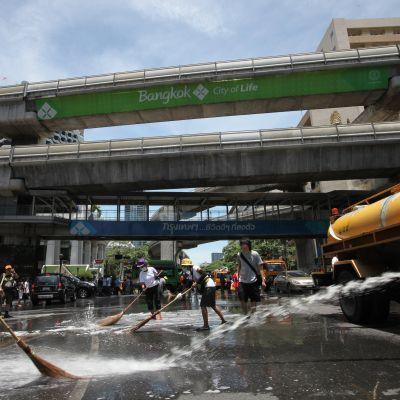 Властите в Банкок разчистват града след сблъсъците