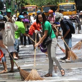 Властите в Банкок разчистват града след сблъсъците