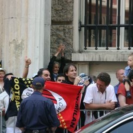 Мъж с хавлиена кърпа на Милан крещеше на италиански  Обичам те  към Берлускони