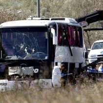 Бомба избухна под автобус с военни в Истанбул