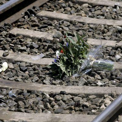 Букет цветя на релсите, където влак прегази 12 младежи край Барселона