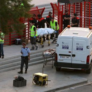 14 загинали и 17 ранени, след като влак прегази група младежи край Барселона