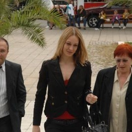 Деница Урумова, която е младши съдия в Благоевград, пристигна в Приморско с майка си и адвокат