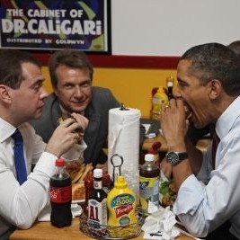 Барак Обама и Дмитрий Медведев ядат хамбургери