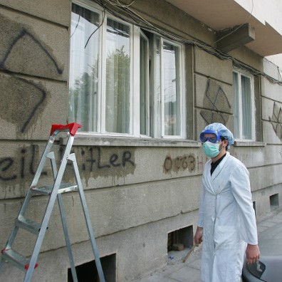 младежи заличиха свастики, изписани на сграда срещу училище в столицата