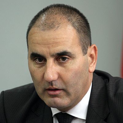 Парите за ромите да се дават на държавата, а не на ромски фондации, предлага министърът на вътрешните работи Цветан Цветанов