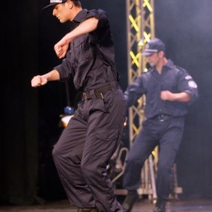 Танцьори облечени като полицаи на концерта на МВР в НДК