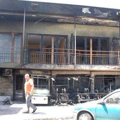 Съдружникът на покойния Димитър Янков - Йордан Йорданов оглежда пораженията от пожара