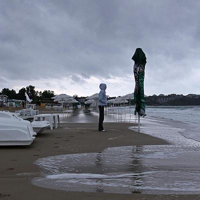 Буря потопи плажа на Смокиня