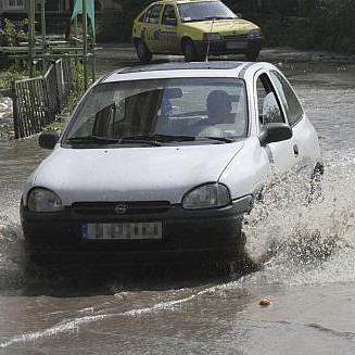 Пороен дъжд превърна улиците във Варна в реки
