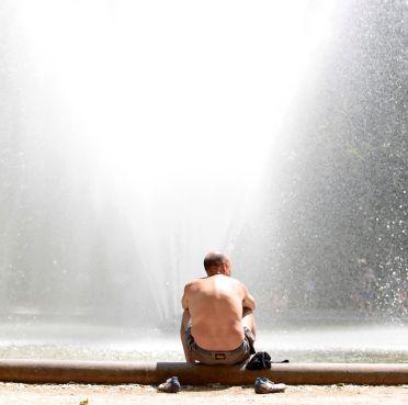 Мъж се разхлажда на фонтан в центъра на Брюксел