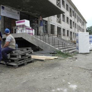 50-годишен строител бе ранен при инцидент в училище в Благоевград