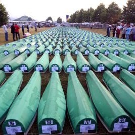 Ковчези с останките на 775 жертви, покрити със зелен плат, цветът на исляма, следобед бяха положени в земята в мемориалния център Потокари край Сребреница