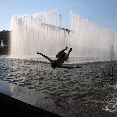 Момче се къпе във фонтан в Санкт Петербург