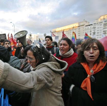 Протест пред аржентинския парламент заради гей бракове