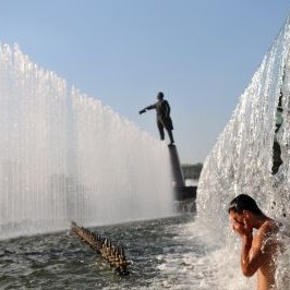Момче се къпе във фонтан в Санкт Петербург