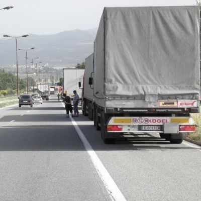 Министерството на транспорта в Атина преди месец забрани движение на тирове извън магистралата