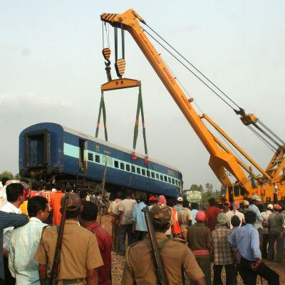 Тежка влакова катастрофа в Индия