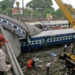 Десетки загинаха при влакова катастрофа в Индия