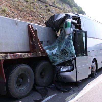 катастрофата между автобус и товарен автомобил при  Траянови врата  на магистрала  Тракия
